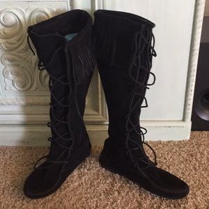 Minnetonka black fringe boots size 7